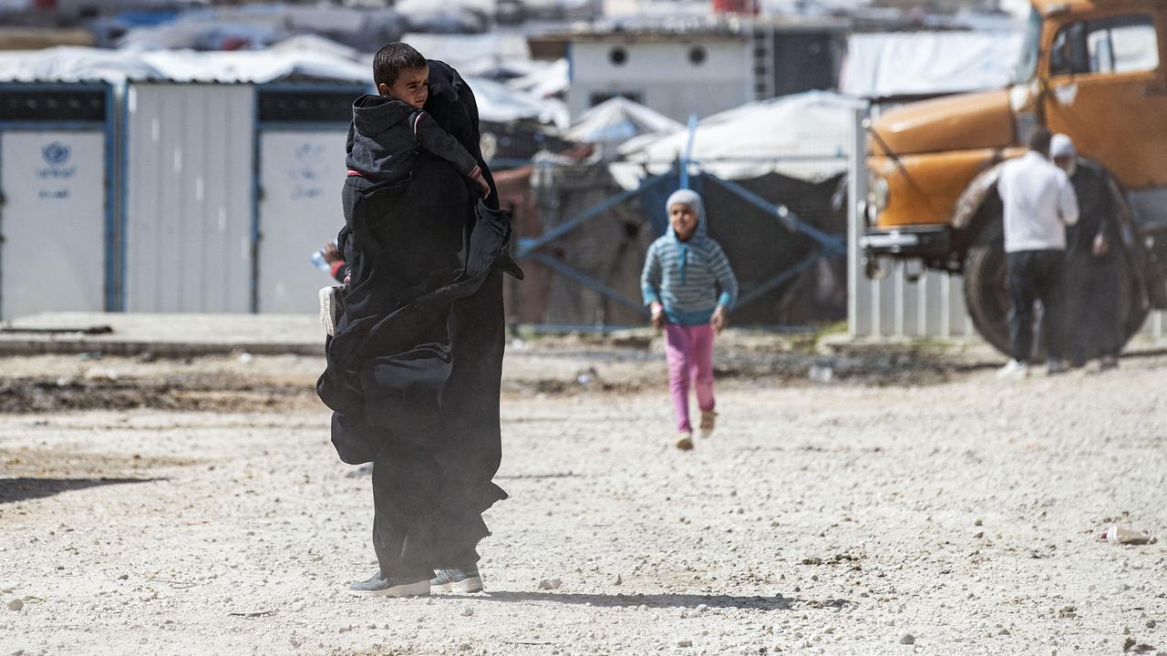 Une femme et deux enfants dans le camp Al-Hol au nord de la Syrie. [AFP - Delil Souleiman]