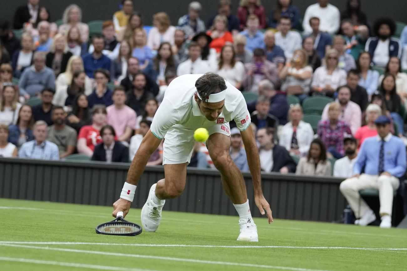 Federer a lui aussi glissé sur l'herbe londonienne, face à Mannarino. [KEYSTONE - KIRSTY WIGGLESWORTH]