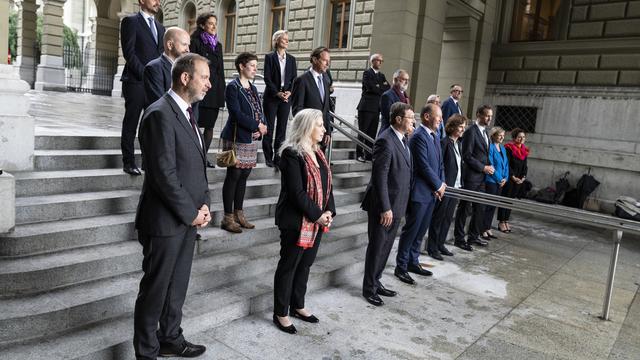 Le Conseil d'Etat genevois in corpore au Palais fédéral, avec les parlementaires fédéraux, pour défendre le projet d'agglomération du Grand Genève. [Keystone - Alessandro della Valle]