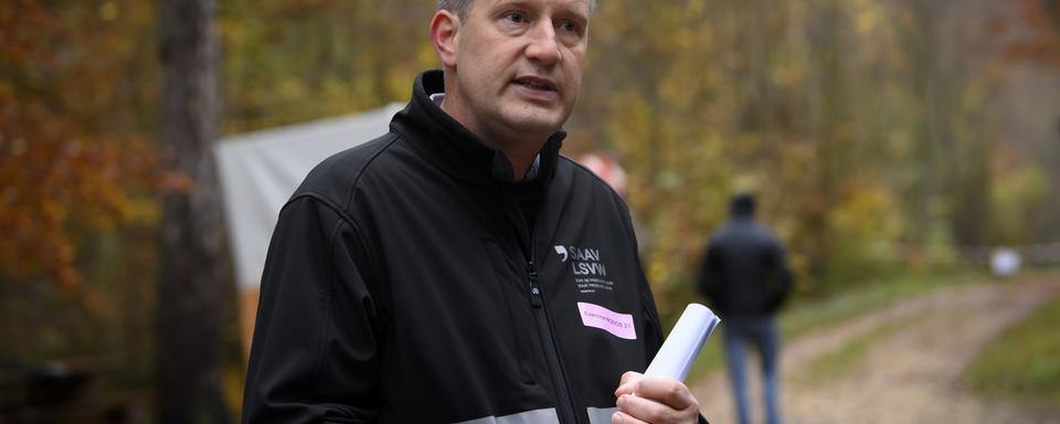 Grégoire Seitert, vétérinaire cantonal fribourgeois, lors de la simulation de peste porcine dans la forêt de Galm. [Keystone - Anthony Anex]