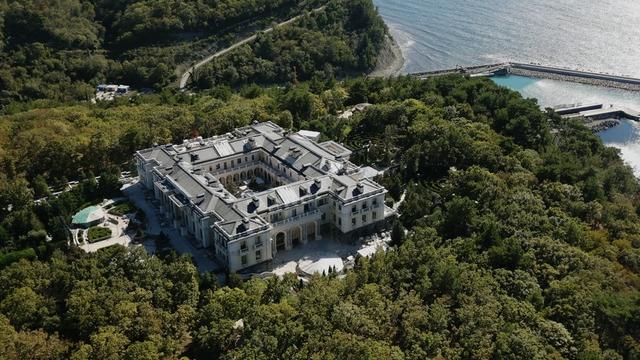 Selon l'opposant russe Alexei Navalny, Vladimir Poutine posséderait un palais sur la côte de la mer Noire. [Navalny.com]