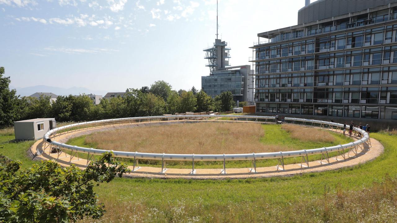 Le banc d'essai circulaire fait 40 mètres de diamètre et 120 mètres de long. [EPFL - Murielle Gerber]