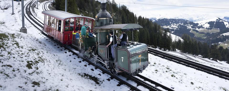 Samedi 22 mai: une ancienne locomotive grimpe à l'assaut du Rigi pour les 150 ans de la ligne de chemin de fer. [Keystone - EPA/Gaetan Bally]