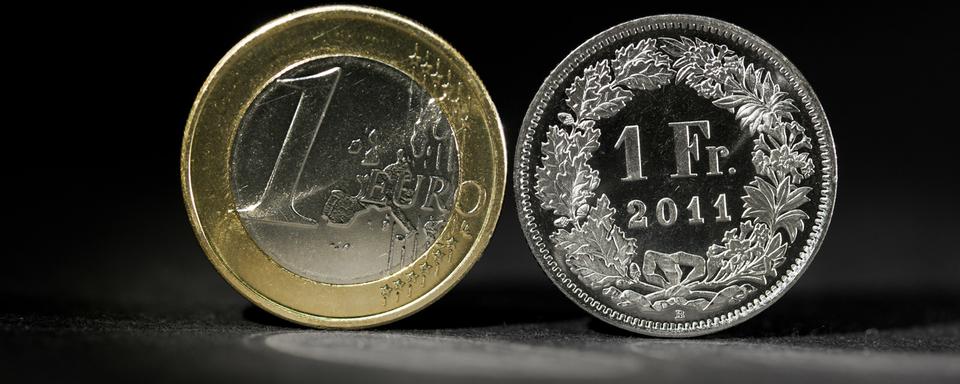 Le franc n'a jamais été aussi fort face à l'euro depuis 2015. [Keystone - Martin Ruetschi]