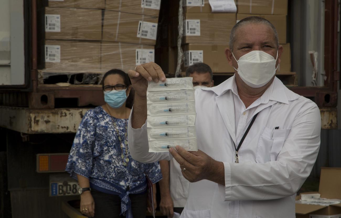 Un médecin cubain montre un exemple des seringues reçues. [Keystone - AP Photo/Ismael Francisco]