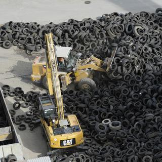 De vieux pneus sont mélangés au ciment dans l'usine Jura Cement dans le canton d'Argovie. [Keystone - Urs Flueeler]