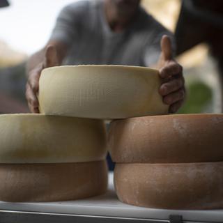 A l'instar de ce fromage de montagne, de nombreux fromages suisses sont fabriqués avec du lait cru. [Keystone - Gian Ehrenzeller]