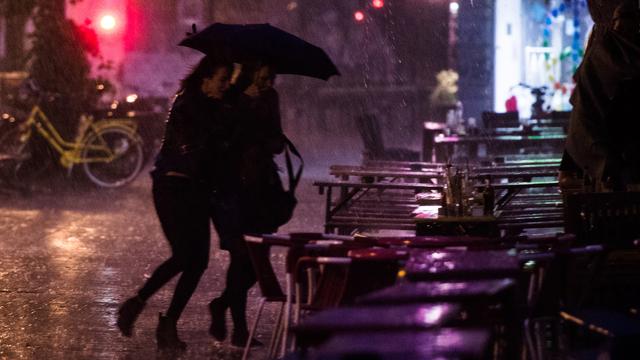 Après avoir souffert du Covid, les cafés, restaurants et bars souffrent du mauvais temps. [Keystone - Christophe Gateau]