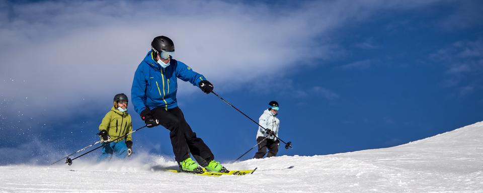 Le coronavirus n'a pas empêché les skieurs français de fréquenter les pistes suisses. [Keystone - Jean-Christophe Bott]