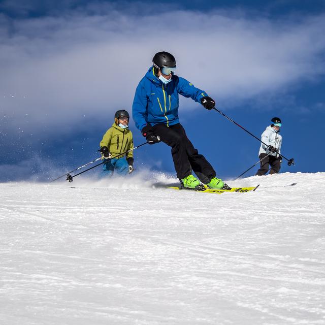 Le coronavirus n'a pas empêché les skieurs français de fréquenter les pistes suisses. [Keystone - Jean-Christophe Bott]