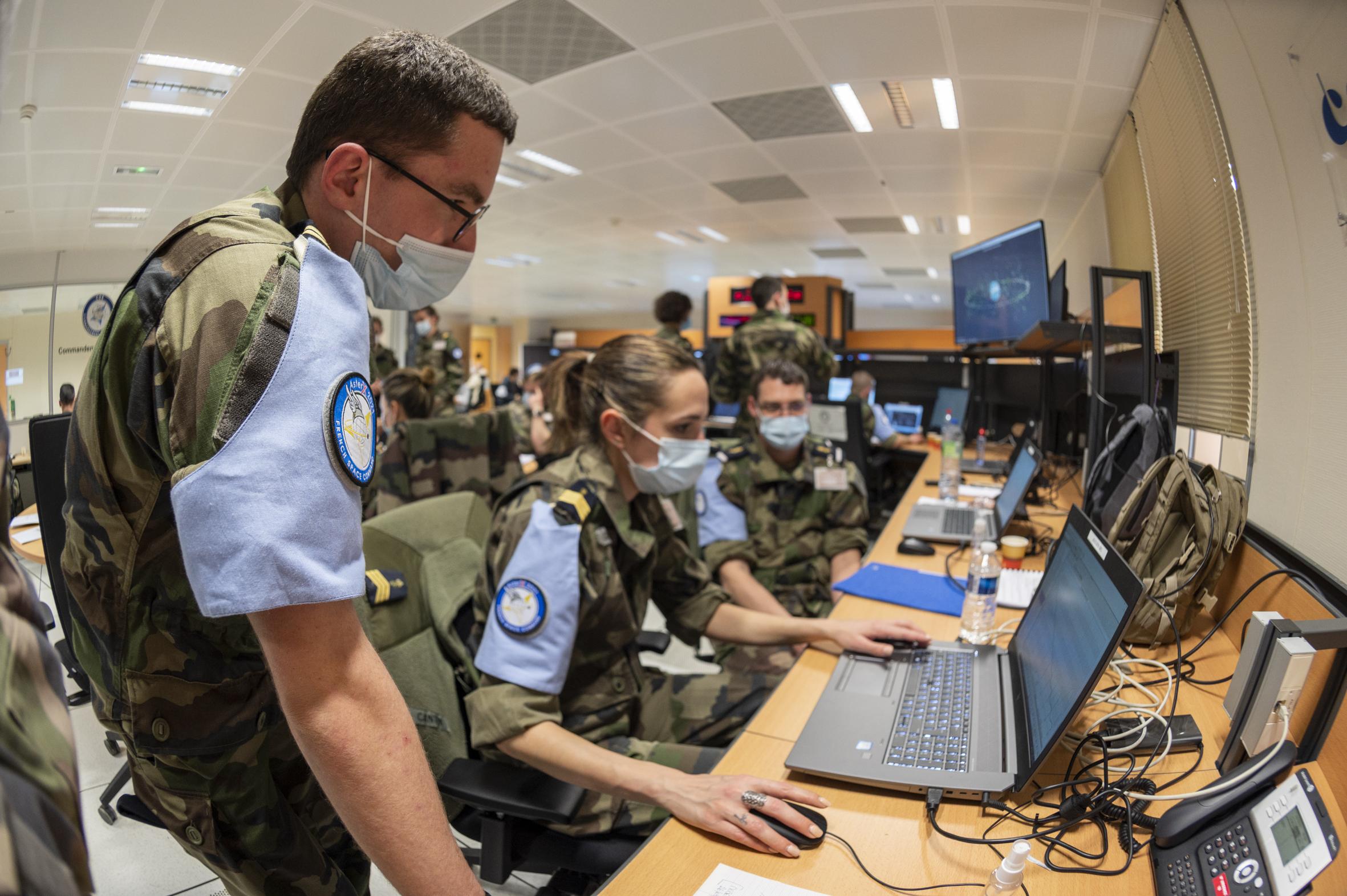 Pour l'exercice "AsterX 2021", l'armée française a simulé 10'000 objets spatiaux et créé 18 incidents qu'il a fallu gérer en 4 jours. [Armée de l'air et de l'espace - Jean-Luc Brunet]