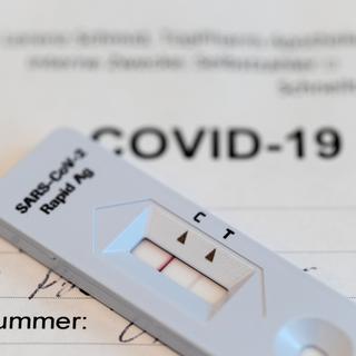 Un résultat positif (deux bandes) sur la bandelette d'un test rapide de l'antigène Covid-19, photographié dans une pharmacie le 3 novembre 2020 à Zurich. [Keystone - Gaetan Bally]