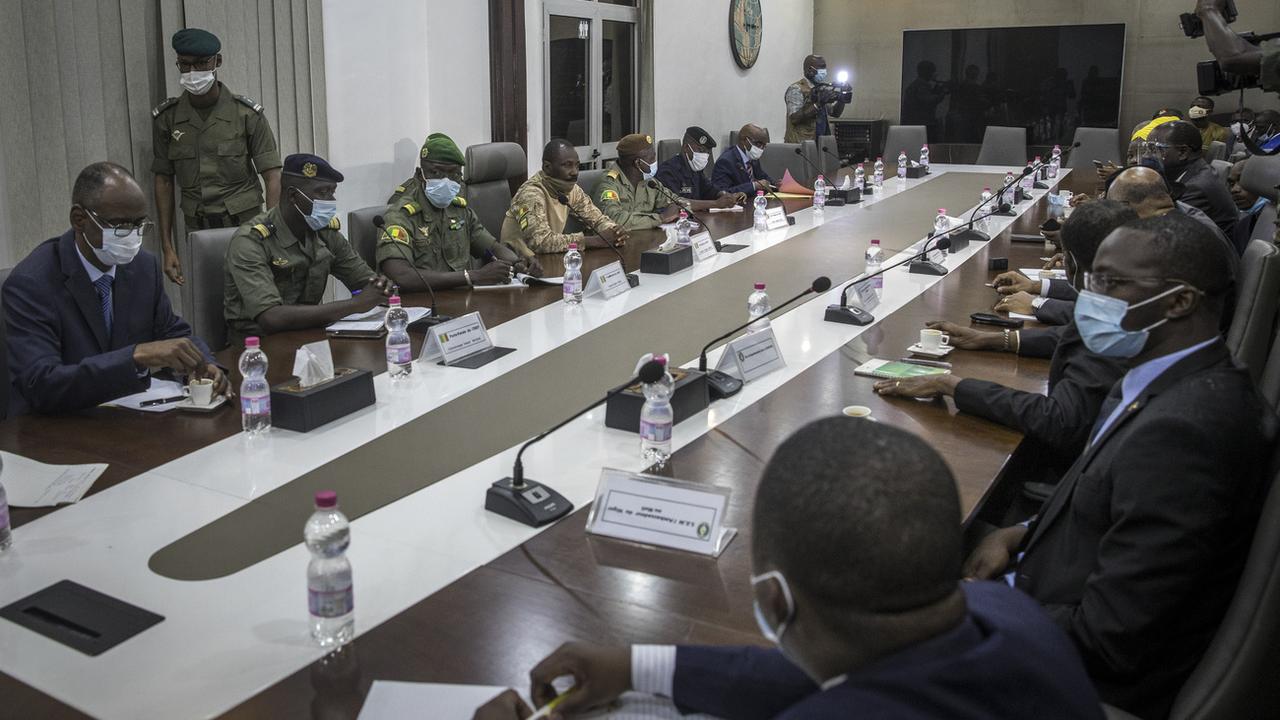 Les membres des délégations de la Communauté des Etats de l'Afrique de l'Ouest (Cédéao) lors d'une réunion avec les représentants du Comité national malien pour le salut du peuple (CNSP), en août dernier. [Keystone]