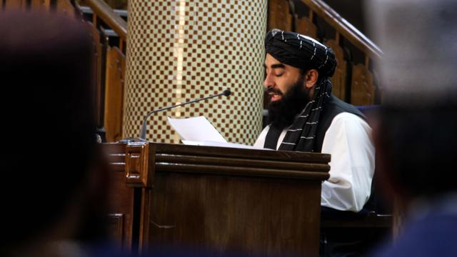 Zabhiullah Mujahid, porte-parole des Talibans, s'entretient avec des journalistes alors qu'il annonce le gouvernement provisoire et déclare le pays émirat islamique, lors d'une conférence de presse à Kaboul, en Afghanistan, le 7 septembre 2021 [Keystone - Stringer]
