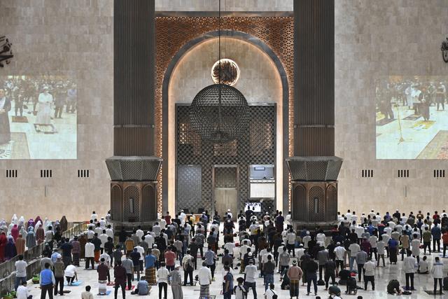 A Jakarta, la mosquée Istiqlal, la plus grande d'Asie du Sud-Est, a accueilli lundi soir des fidèles pour la première fois depuis un an. [AFP - ADEK BERRY]