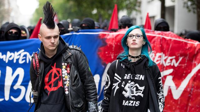 Des manifestants punks marchant main dans la main lors du "1er mai révolutionnaire" dans le quartier de Kreuzberg, le 1er mai 2017 à Berlin, en Allemagne. [NurPhoto via AFP - Emmanuele Contini]