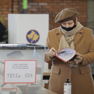 Un bureau de vote à Pristina au Kosovo. [EPA/Keystone - Valdrin Xhemaj]