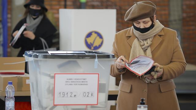 Un bureau de vote à Pristina au Kosovo. [EPA/Keystone - Valdrin Xhemaj]