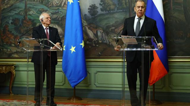 Le chef de la diplomatie européenne Josep Borrell (à gauche) et son homologue russe (à droite) lors de la rencontre UE-Russie à Moscou. [Keystone - Russian Foreign Ministry Press Service]