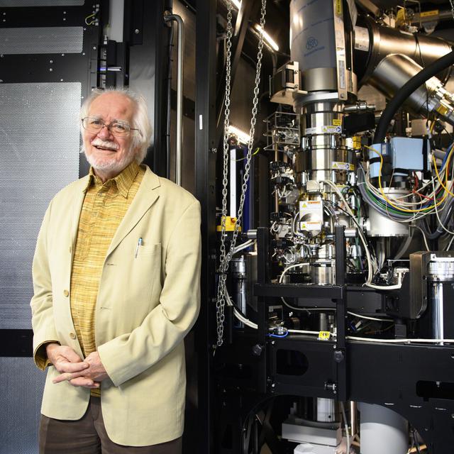 Le Professeur Jacques Dubochet, lauréat du Prix Nobel 2017 de Chimie, pose devant un cryoEM, un microscope cryoélectronique, dans le centre qui porte son nom, le Dubochet Center for Imaging (DCI). Lausanne, le 22 novembre 2021. [Keystone - Laurent Gillieron]