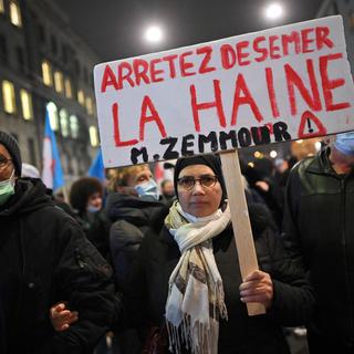 La manifestation contre la venue d'Eric Zemmour a débuté dans les rues de Genève. [AFP - Fabrice Coffrini]