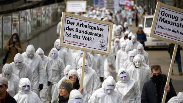 Près de 8000 personnes manifestent à Liestal (BL) contre les mesures anti-Covid. [Keystone - Georgios Kefalas]