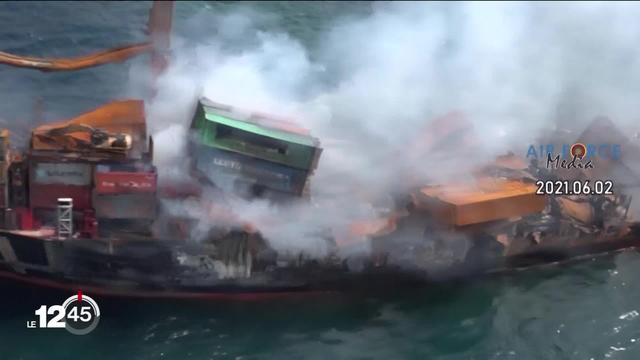 Catastrophe écologique au Sri Lanka: Le porte-conteneurs en proie aux flammes depuis 2 semaines est en train de couler.