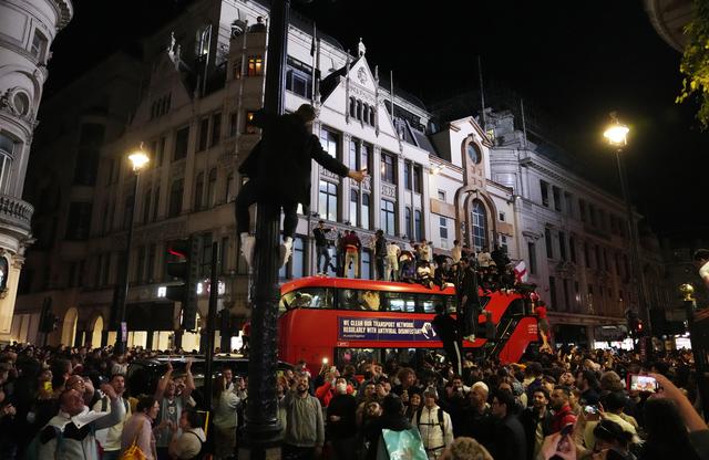 Alors que près près de 30'000 nouveaux cas par jour ont été enregistrés la semaine dernière au Royaume-Uni, on craint les scènes de liesse à l'intérieur et à l'extérieur du stade à Londres. [Keystone - Thanassis Stavrakis]