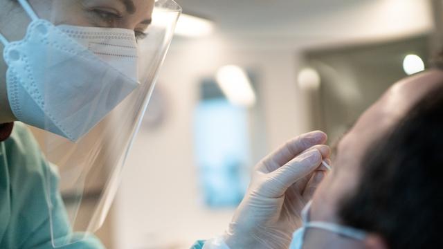 Un test rapide mené dans une pharmacie. [Keystone - Gaetan Bally]