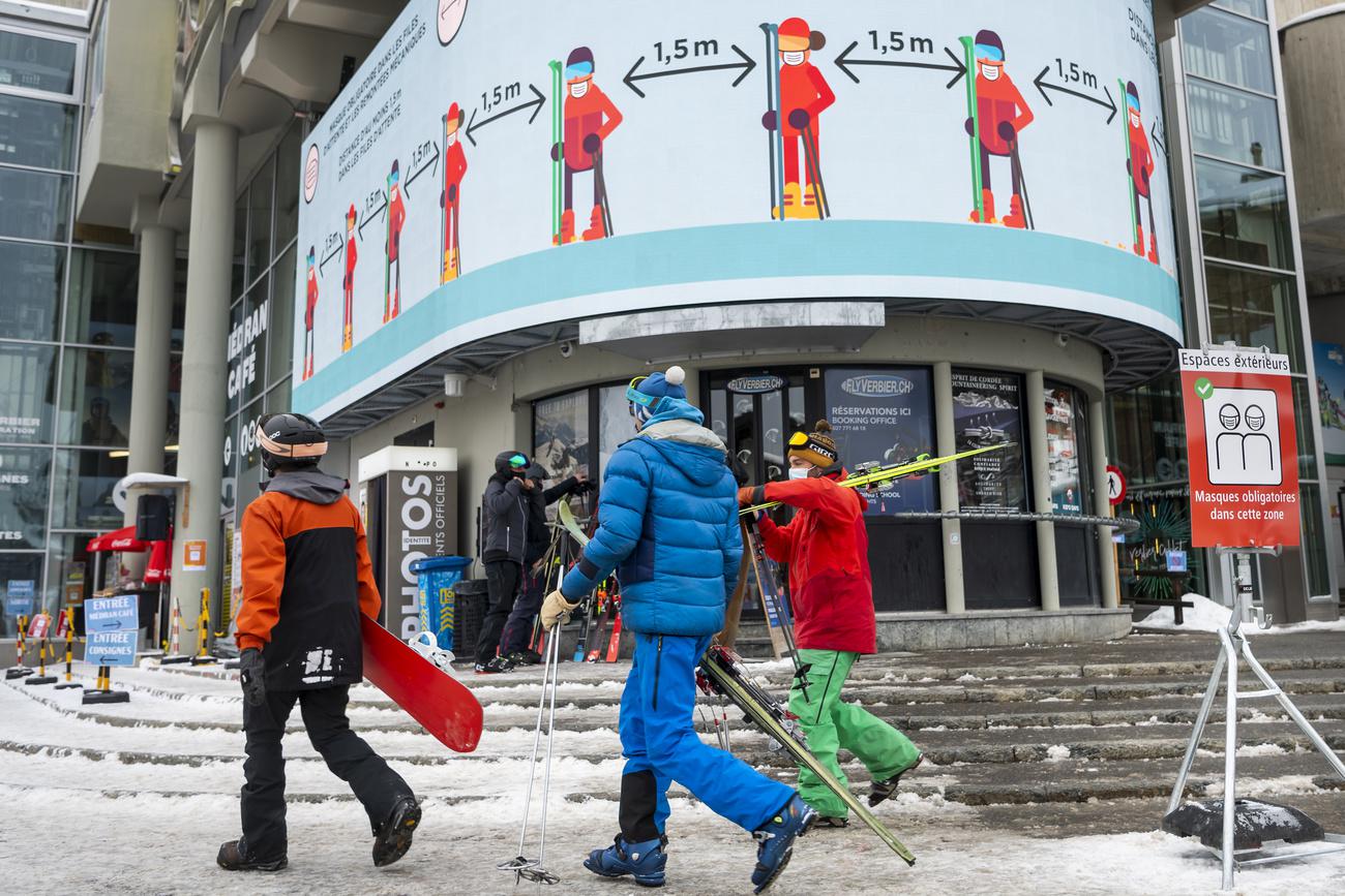 Même si une grande partie d'entre elles ont pu ouvrir, l'hiver est morose pour les stations de ski. [Keystone - Jean-Christophe Bott]