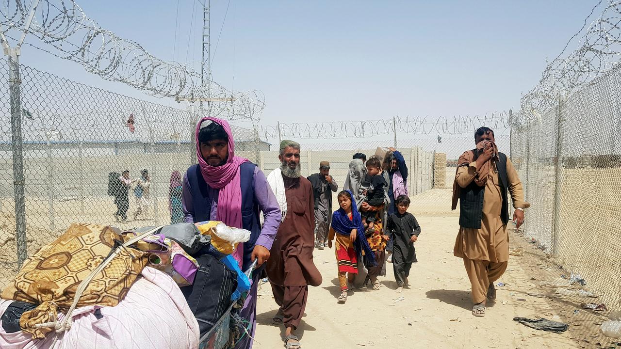 Une famille afghane en route vers le Pakistan. [Reuters - Abdul Khaliq Achakzai]