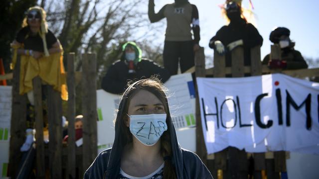 Holcim retire sa plainte pour violation de domicile visant les zadistes du Mormont [Keystone - Jean-Christophe Bott]