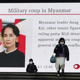 Un écran annonce le coup d'Etat en Birmanie dans une rue de Tokyo le 1er février 2021. [Keystone - AP Photo/Eugene Hoshiko]