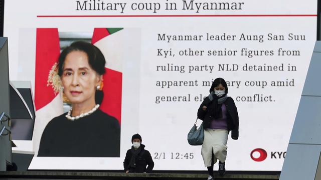 Un écran annonce le coup d'Etat en Birmanie dans une rue de Tokyo le 1er février 2021. [Keystone - AP Photo/Eugene Hoshiko]