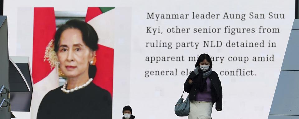 Un écran annonce le coup d'Etat en Birmanie dans une rue de Tokyo le 1er février 2021. [Keystone - AP Photo/Eugene Hoshiko]