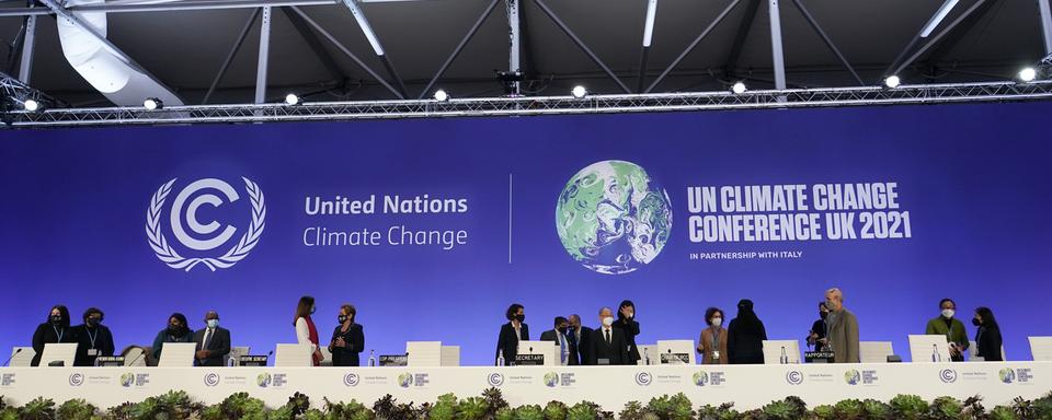 Les délégués et les officiels prenant place pour l'ouverture procédurale du sommet climatique de l'ONU COP26. [AP Photo/ Keystone - Alberto Pezzali]