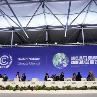 Les délégués et les officiels prenant place pour l'ouverture procédurale du sommet climatique de l'ONU COP26. [AP Photo/ Keystone - Alberto Pezzali]
