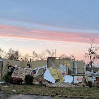 Maison dévastée à Mayfield, aux Etats-Unis, après le passage de la tornade le 12.12.2021. [RTS - Jordan Davis]