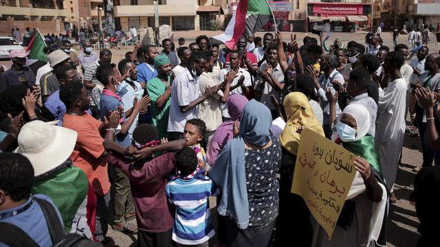 Des manifestants et manifestantes dans les rues de Khartoum, le 30 octobre 2021, pour protester contre le coup d'Etat militaire au Soudan. [AP/Keystone - Marwan Ali]