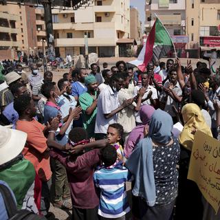 Des manifestants et manifestantes dans les rues de Khartoum, le 30 octobre 2021, pour protester contre le coup d'Etat militaire au Soudan. [AP/Keystone - Marwan Ali]