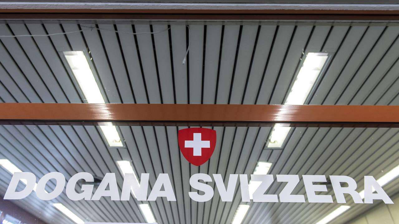 Un accord pour l'imposition à la source des travailleurs frontaliers a finalement été trouvé entre la Suisse et l'Italie. [Keystone - Francesca Agosta]