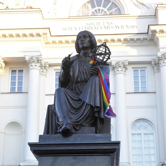 Une statue à Varsovie en Pologne avec un drapeau LGBT. [Keystone/EPA - Radek Pietruszka]