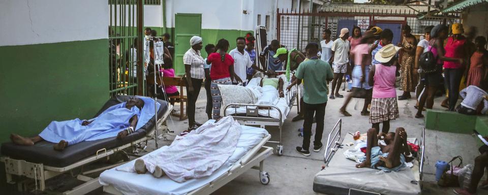 Des victimes du séisme soignées dans l'hôpital de Les Cayes. [Keystone/AP Photo - Joseph Odelyn]