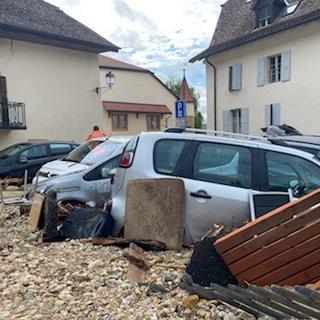 Les dégâts matériels sont importants à Cressier (NE) après la crue du 22 juin 2021. [RTS - Stéphane Deleury]