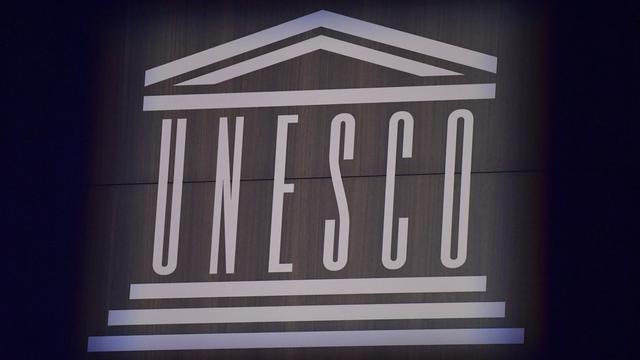 Le logo de l'Unesco lors des célébration du 75e anniversaire. [EPA/Keystone - Julien de Rosa]