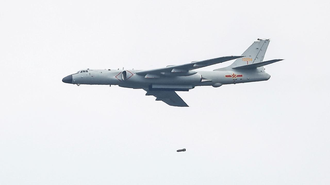 Un bombardier chinois Xian H-6 en démonstration en août 2021. [Reuters - Maxim Shemetov]