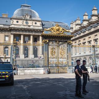Des policiers devant le palais de justice de Paris, en France, le 08 septembre 2021. [EPA/ Keystone - Christophe Petit Tesson]