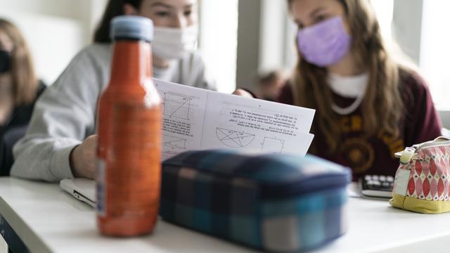 Les élèves de Wiedikon (ZH) portent un masque durant les cours (image d'illustration). [Keystone - Gaetan Bally]