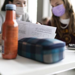 Les élèves de Wiedikon (ZH) portent un masque durant les cours (image d'illustration). [Keystone - Gaetan Bally]