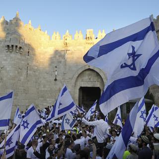 Des juifs ultranationalistes défilent lors de "Yom Yerushalaim" ou "la journée de Jérusalem", près de la porte de Damas, en-dehors de la Vieille Ville de Jérusalem, le 15 juin 2021. [Keystone/AP photo - Mahmoud Illean]